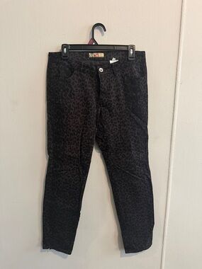 Women’s Ankle-Length Leopard Print Jeans in Black